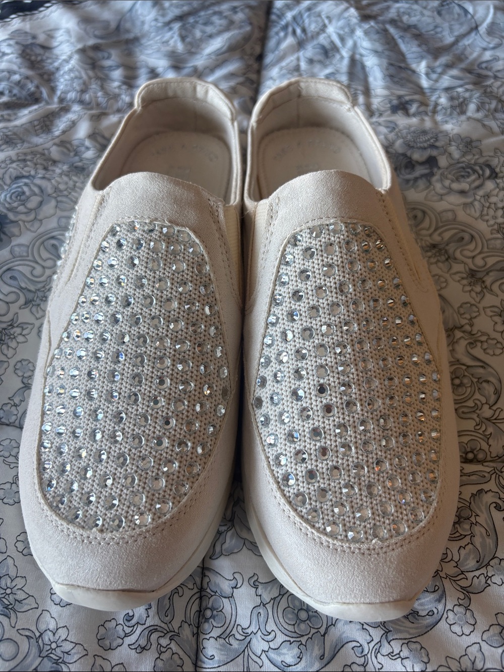 NWOB- Kenneth Cole Cream Slip-On Sneakers with Silver Rhinestones, 7
